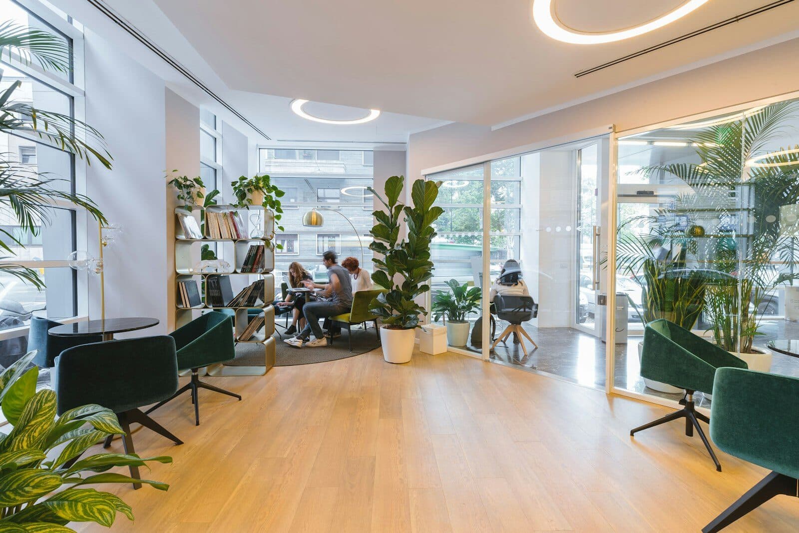 Escritório moderno de tecnologia com equipe trabalhando